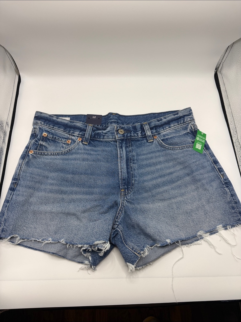 NWT GAP Low Rise Low Stride Distressed Denim Jean Shorts 30